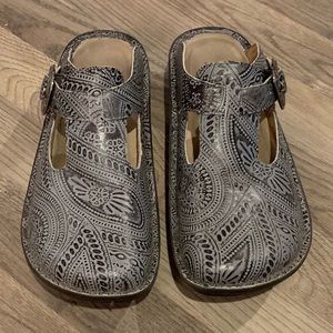 Alegria size 39 (US 9) Clogs